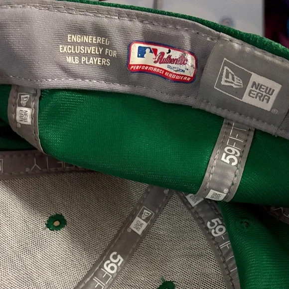 Boston Red Sox 2018 St. Patrick's Day "ProLight" Hat made by New Era - Picture 6 of 7
